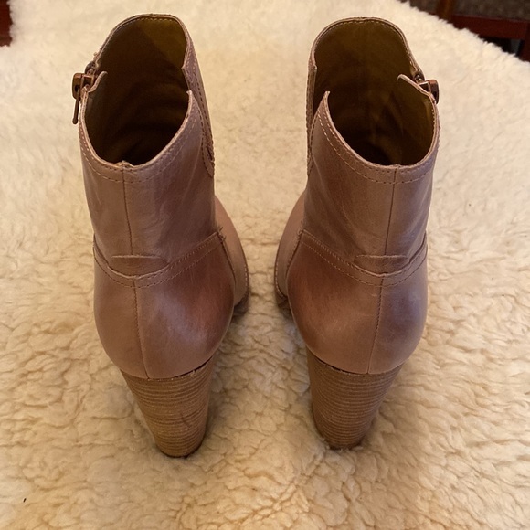 Lucky Brand Heeled Pumps Macaroon Tan Leather Women’s size 9 EUC with box - Picture 4 of 13